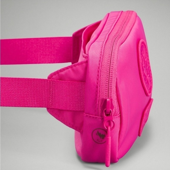 NEW Team Canada sonic pink mini belt bag - Picture 5 of 7